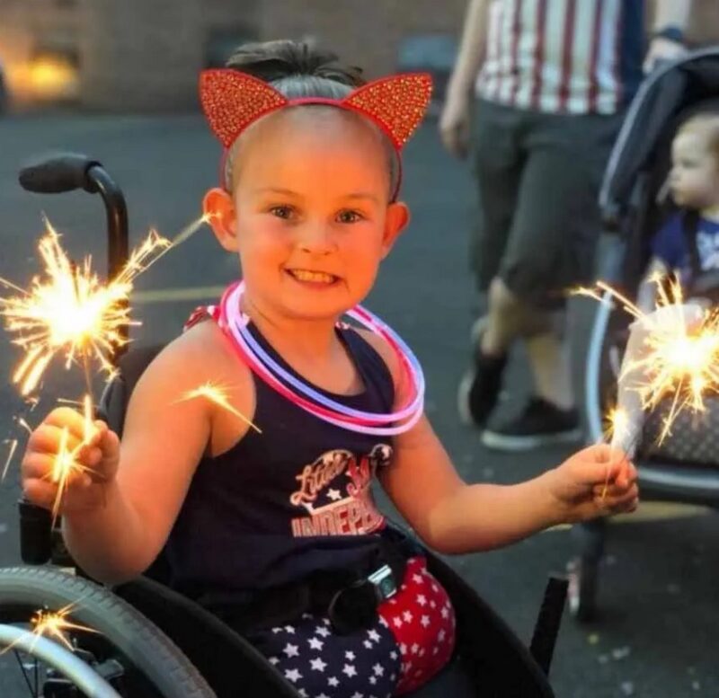 Paige Calendine, la petite gymnaste sans jambes, dépasse les limites et enthousiasme le monde entier