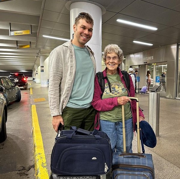 À 93 ans, une grand-mère américaine accomplit son souhait de voyager avec son petit-fils