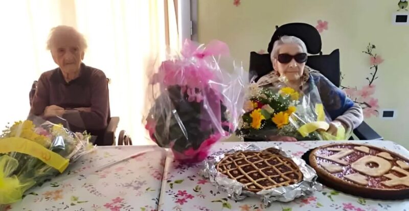 Une femme âgée a célébré aujourd'hui son 107e anniversaire avec son amie de 105 ans, "joyeux anniversaire"