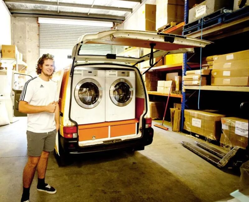 Il convertit sa fourgonnette en laverie ambulante pour laver gratuitement les vêtements des personnes vivant dans la rue
