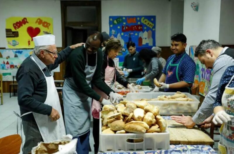 À 90 ans, il cuisine quotidiennement 300 repas pour les personnes sans domicile fixe : "Il mérite nos encouragements"
