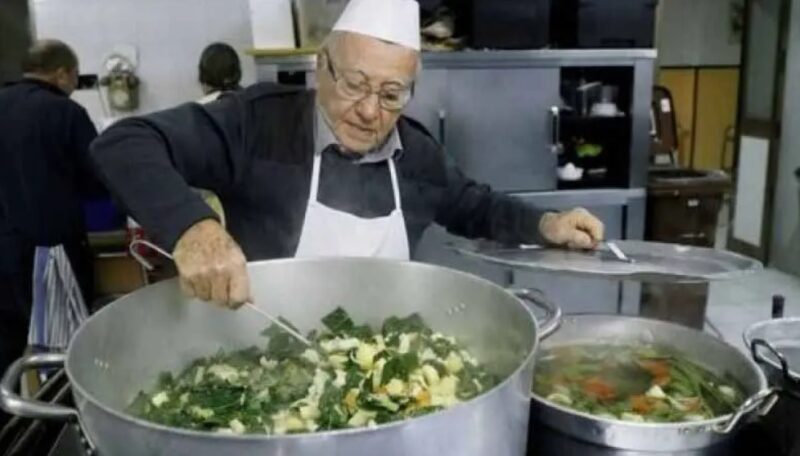 À 90 ans, il cuisine quotidiennement 300 repas pour les personnes sans domicile fixe : "Il mérite nos encouragements"