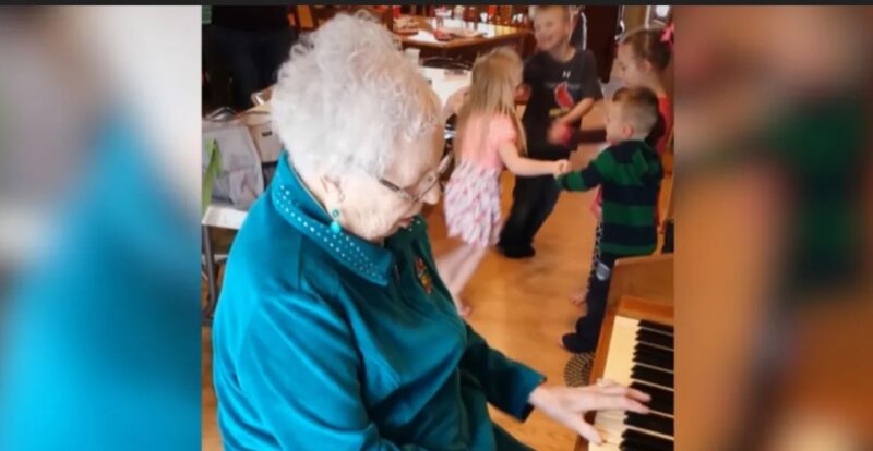 Toujours aussi talentueuse même à 85 ans : une mamie montre son talent en jouant du piano de façon impressionnante