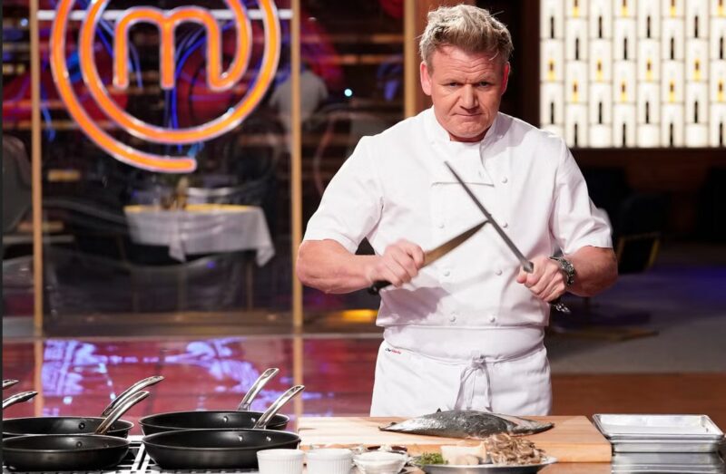 Gordon Ramsay dit qu'il fait voyager ses enfants en classe économique pendant qu'il est en première classe, pour qu'ils restent «les pieds sur terre»