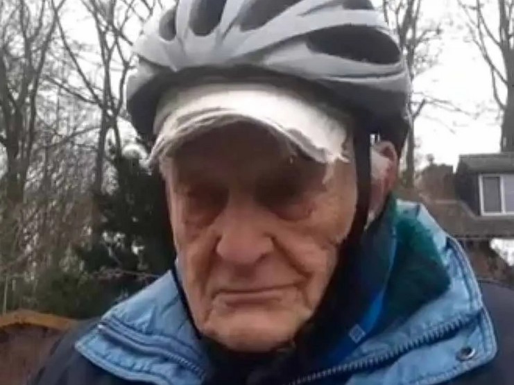 Un homme de 95 ans fait 17 km à vélo quotidiennement pour voir son épouse bien-aimée à la maison de retraite : «Je suis toujours amoureux d'elle»