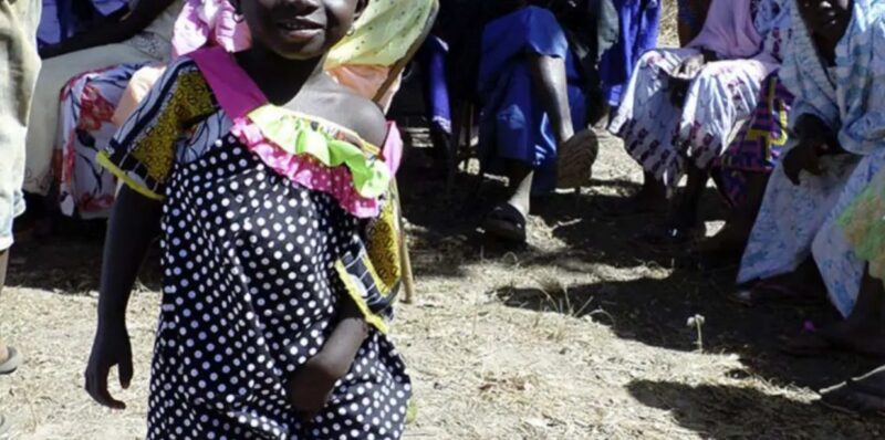 Cette femme de 99 ans coud une robe tous les jours pour les enfants défavorisés d'Afrique