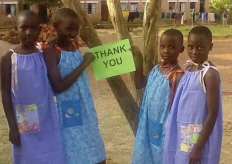 Cette femme de 99 ans coud une robe tous les jours pour les enfants défavorisés d'Afrique