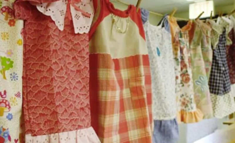 Cette femme de 99 ans coud une robe tous les jours pour les enfants défavorisés d'Afrique