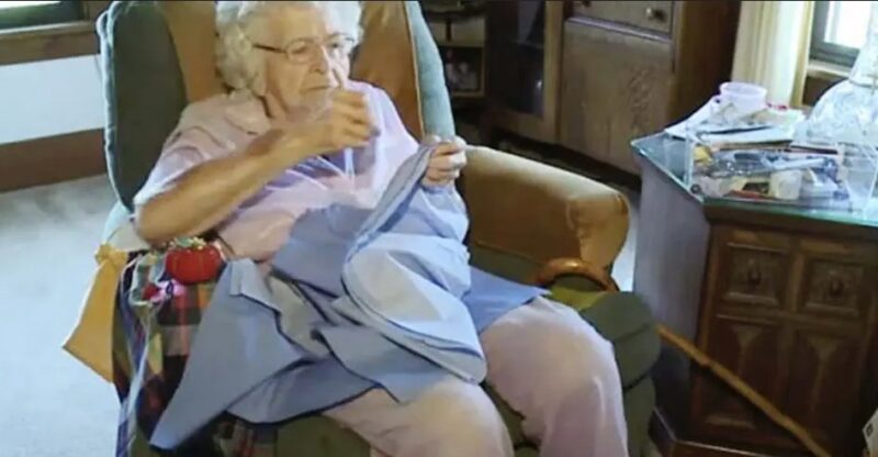 Cette femme de 99 ans coud une robe tous les jours pour les enfants défavorisés d'Afrique