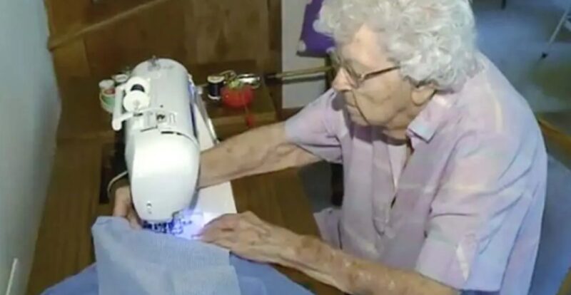 Cette femme de 99 ans coud une robe tous les jours pour les enfants défavorisés d'Afrique