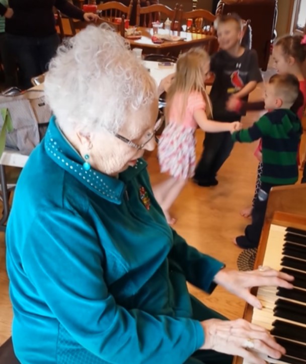 Toujours aussi talentueuse même à 85 ans : une mamie montre son talent en jouant du piano de façon impressionnante