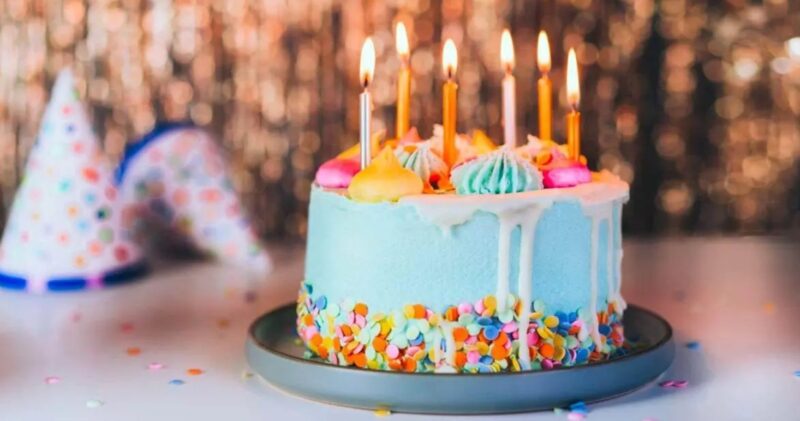 Une professeure organise une fête d'anniversaire surprenante pour un élève qui n'a jamais célébré son jour spécial avec ses parents