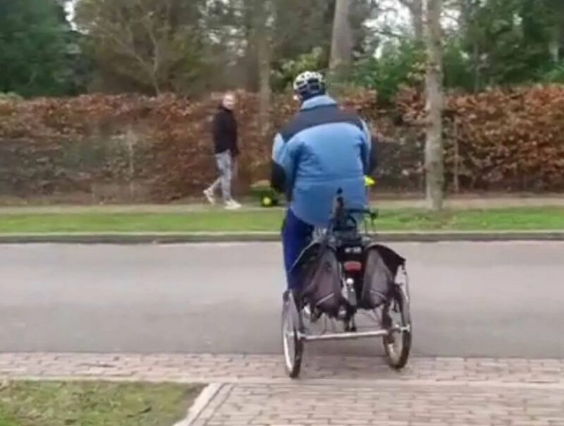 Un homme de 95 ans fait 17 km à vélo quotidiennement pour voir son épouse bien-aimée à la maison de retraite : «Je suis toujours amoureux d'elle»
