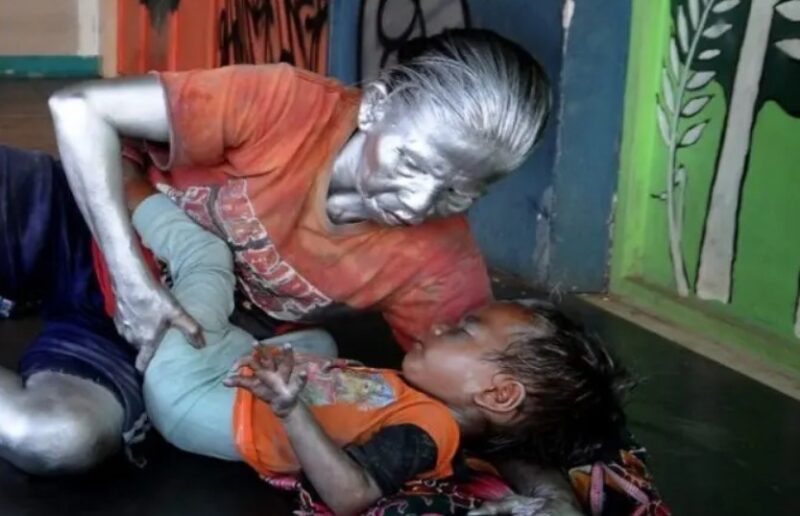 Une grand-mère formidable accomplit chaque jour le rôle de statue vivante pour nourrir son petit-fils de 2 ans