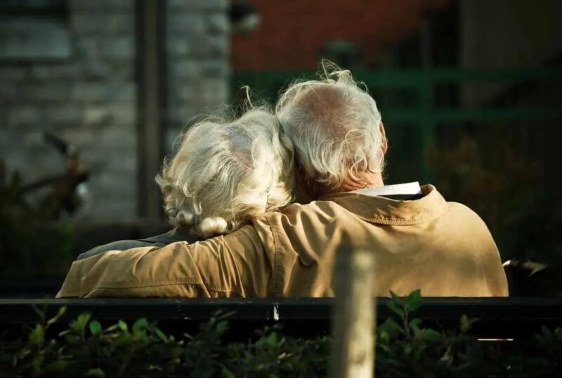 Un homme de 95 ans fait 17 km à vélo quotidiennement pour voir son épouse bien-aimée à la maison de retraite : «Je suis toujours amoureux d'elle»