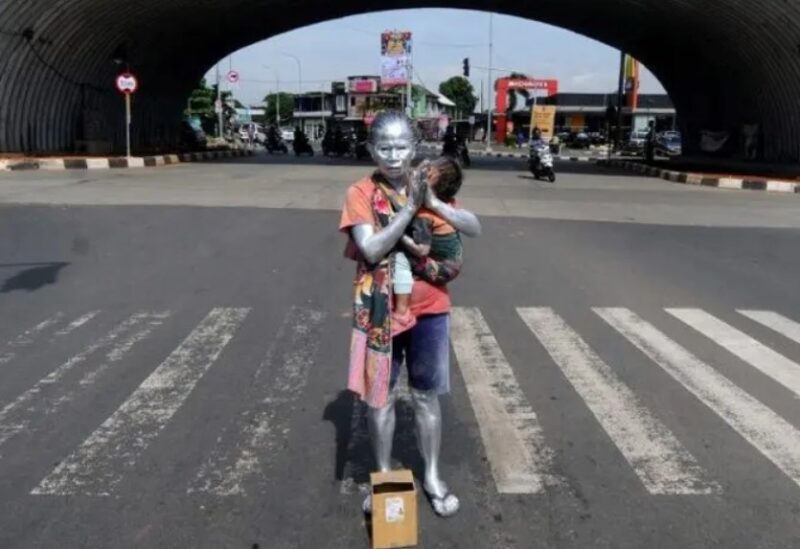 Une grand-mère formidable accomplit chaque jour le rôle de statue vivante pour nourrir son petit-fils de 2 ans