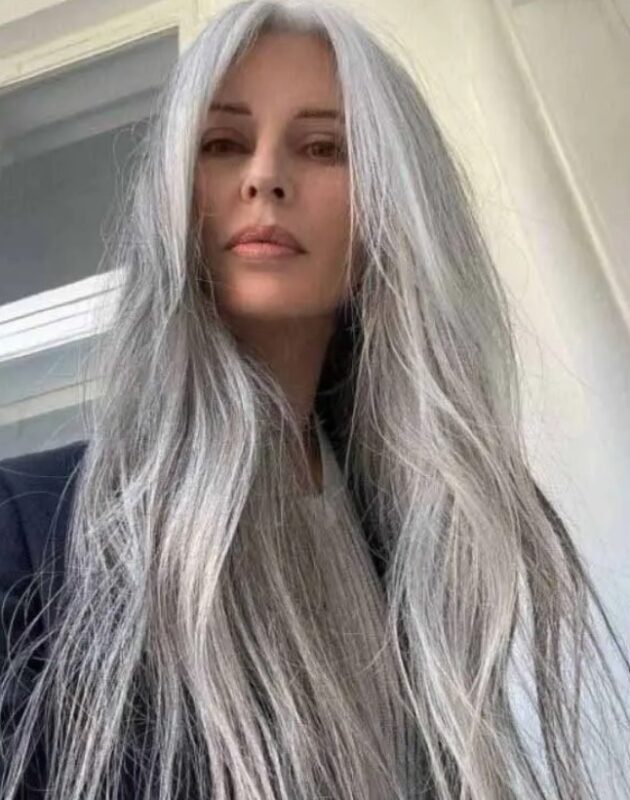 À 55 ans, elle en a assez des colorations : ses cheveux gris et naturels la rendent plus séduisante