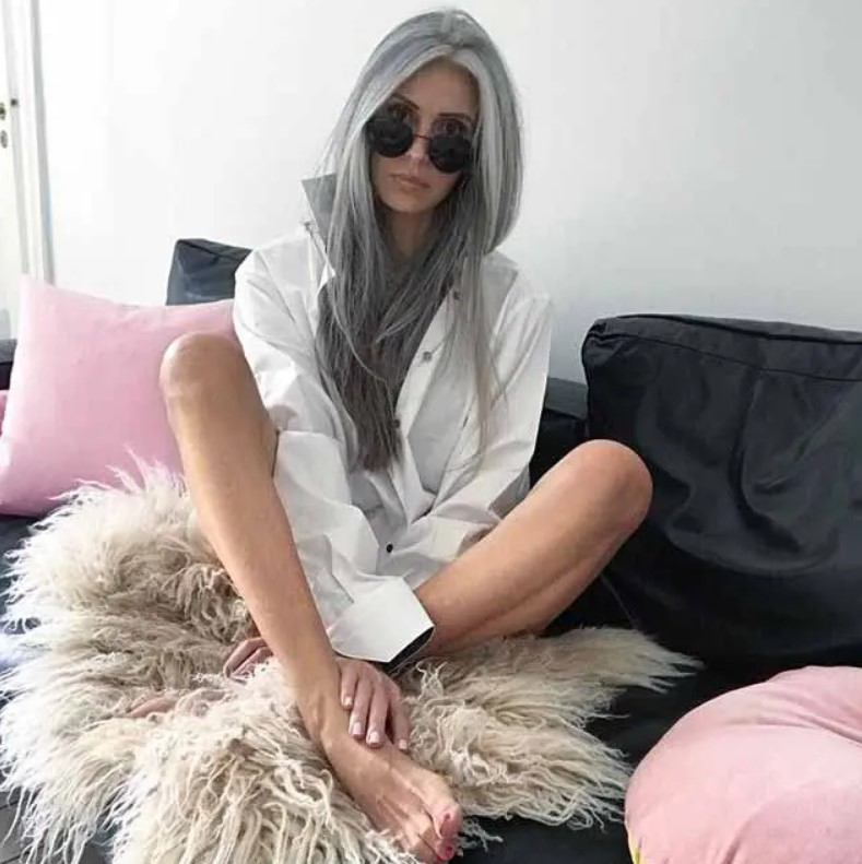 À 55 ans, elle en a assez des colorations : ses cheveux gris et naturels la rendent plus séduisante