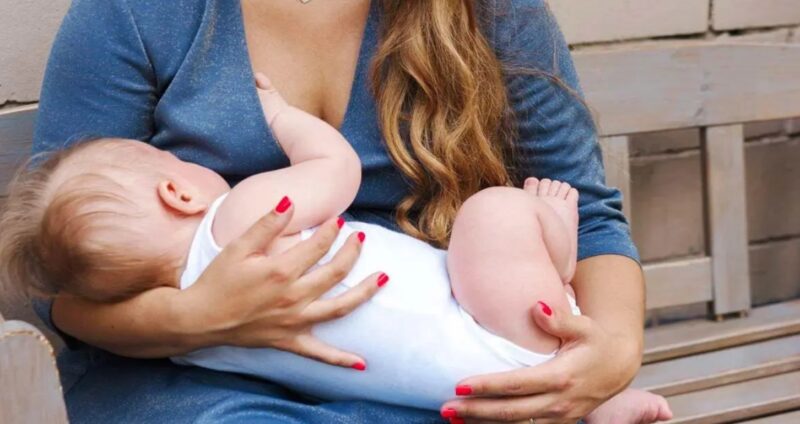 Une mère ne veut pas se cacher pour allaiter son bébé en public "J'ai le droit de faire ce que je veux"