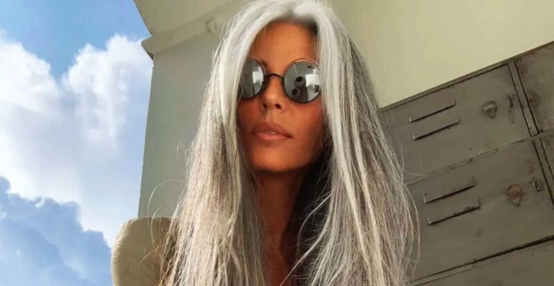 À 55 ans, elle en a assez des colorations : ses cheveux gris et naturels la rendent plus séduisante