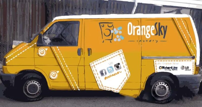 Il convertit sa fourgonnette en laverie ambulante pour laver gratuitement les vêtements des personnes vivant dans la rue