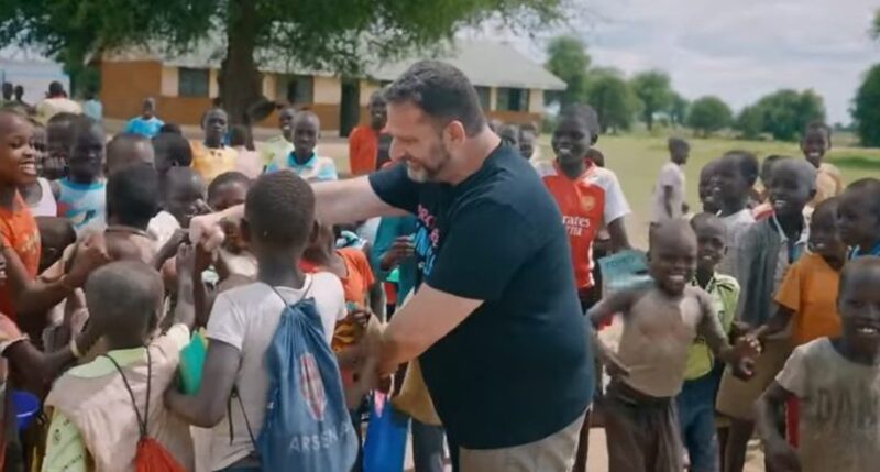 Il a amélioré la vie de nombreuses personnes en Afrique en faisant don de milliers de dollars à des familles nécessiteuses