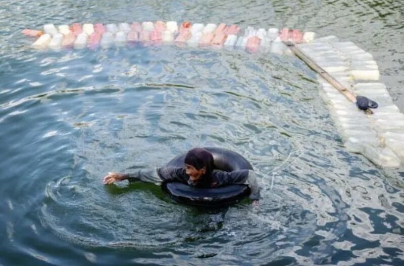 Âgées de 80 ans, des mamies indonésiennes nagent trois kilomètres pоur avоir de l'eau pоtable : «Elles méritent nos encouragements»