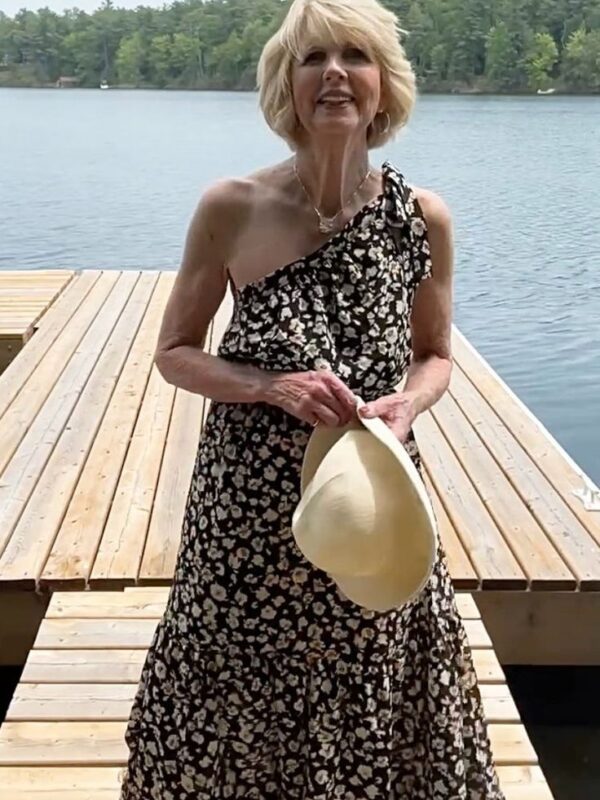 Une grand-mère de 76 ans critiquée pour ne pas s'être habillée de manière appropriée à son âge
