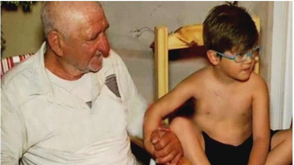 Un petit de quatre ans a vu un vieil homme sans abri et a demandé à sa famille de l'accueillir