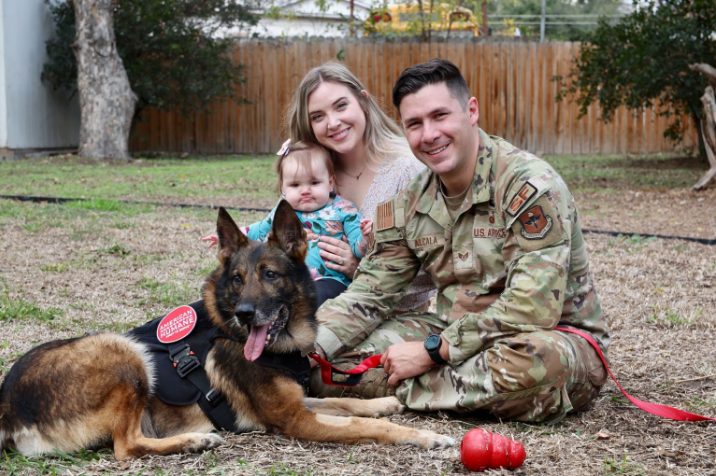 Un sergent adopte un chien de recherche à la retraite avec lequel il a travaillé durant des années dans les forces armées