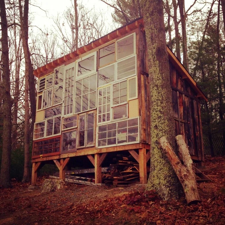 Un couple a construit une maison avec des cadres de fenêtres dans la nature: Cela mérite d’être vu               