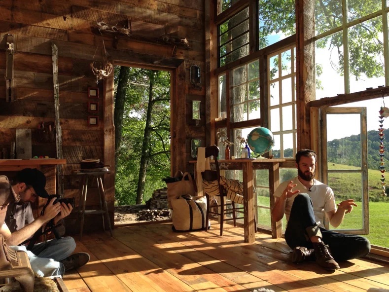 Un couple a construit une maison avec des cadres de fenêtres dans la nature: Cela mérite d’être vu               