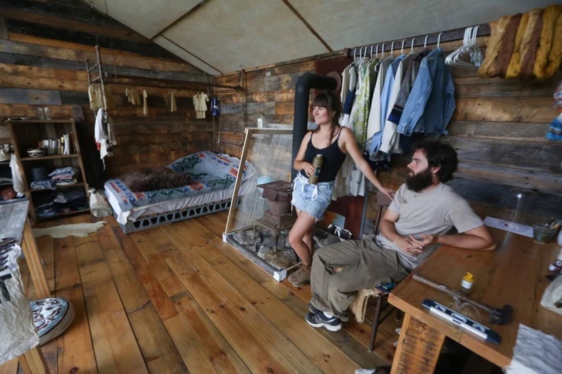 Un couple a construit une maison avec des cadres de fenêtres dans la nature: Cela mérite d’être vu               