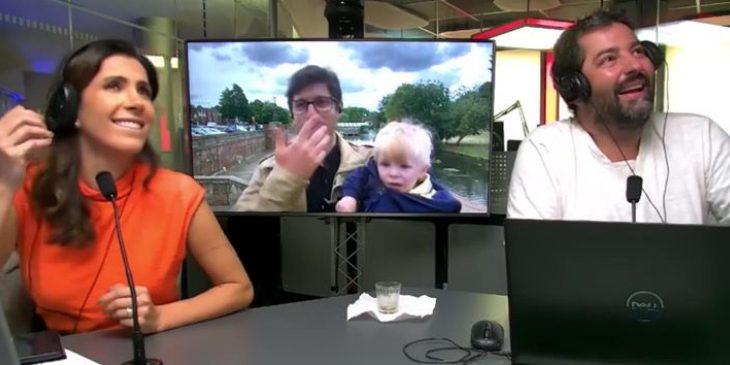 Le journaliste a transmis la nouvelle en live avec son petit dans les bras, car il ne pouvait pas le laisser seul