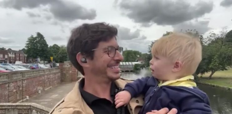 Le journaliste a transmis la nouvelle en live avec son petit dans les bras, car il ne pouvait pas le laisser seul