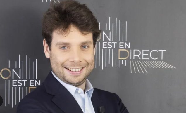 Le journaliste a transmis la nouvelle en live avec son petit dans les bras, car il ne pouvait pas le laisser seul