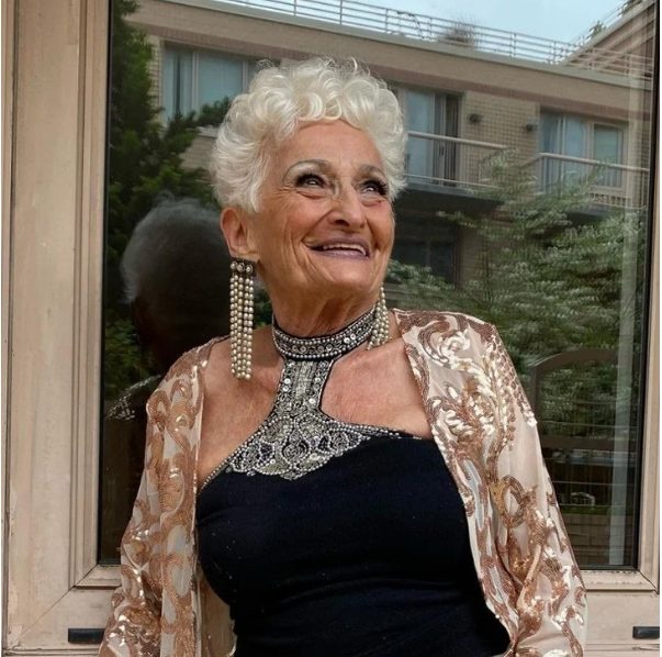 Cette dame, adepte de Tinder, est toujours active à 87 ans : les critiques ne la gênent absolument pas