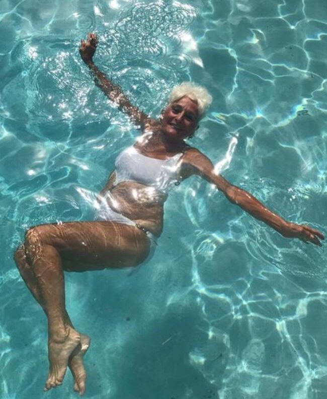 Cette dame, adepte de Tinder, est toujours active à 87 ans : les critiques ne la gênent absolument pas