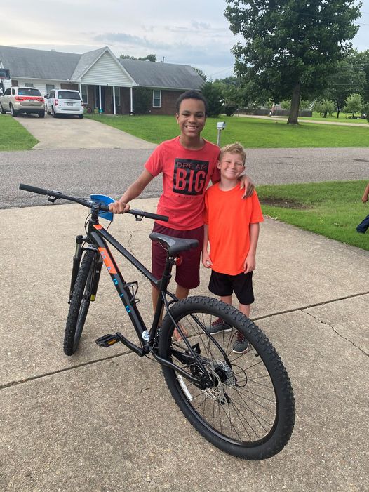 Un jeune garçon remporte une bicyclette et en fait don à son voisin qui n'en a pas