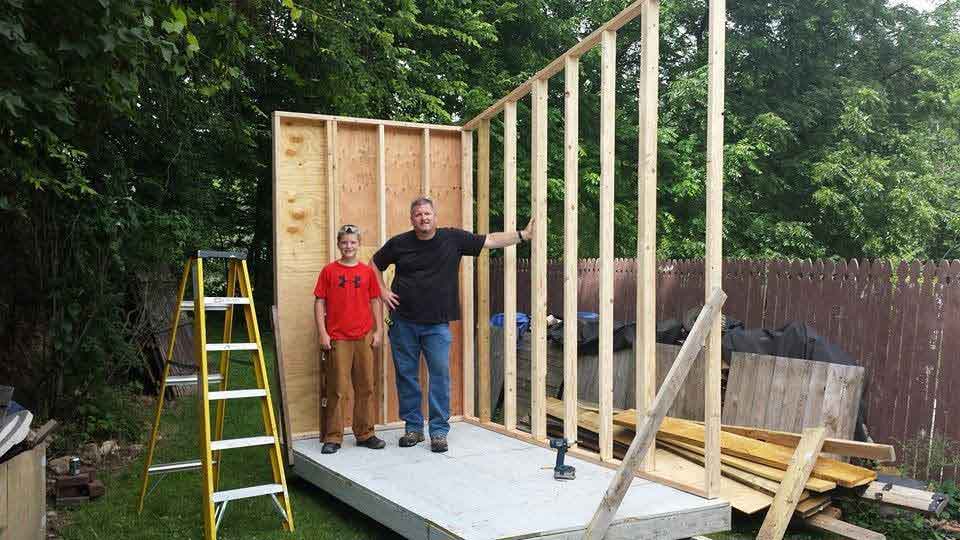 Un enfant de 13 ans bâtit sa propre mini-maison dans son jardin, jette un coup d'œil à l'intérieur, c'est impressionnant