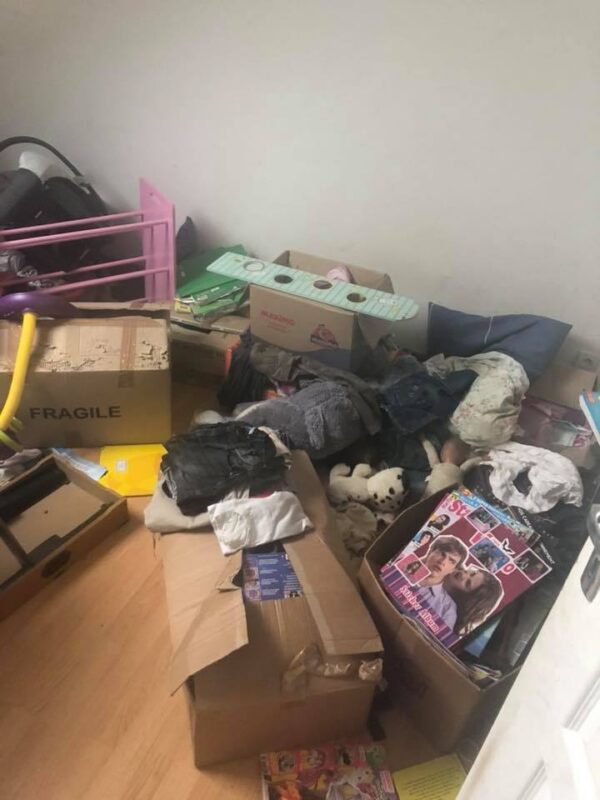 Les locataires quittent leur ancien appartement en laissant un grand désordre : le propriétaire jette tous les objets devant leur nouvelle maison