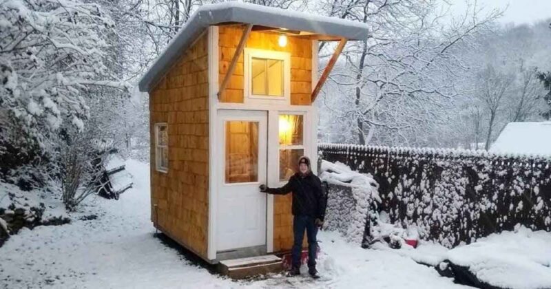 Un enfant de 13 ans bâtit sa propre mini-maison dans son jardin, jette un coup d'œil à l'intérieur, c'est impressionnant