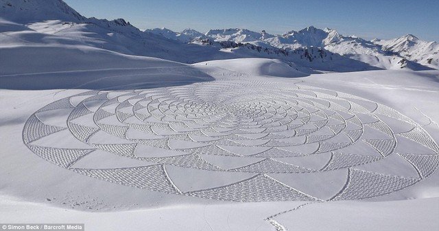 Simon Beck : La neige transformée en chef-d'œuvre par l'artiste