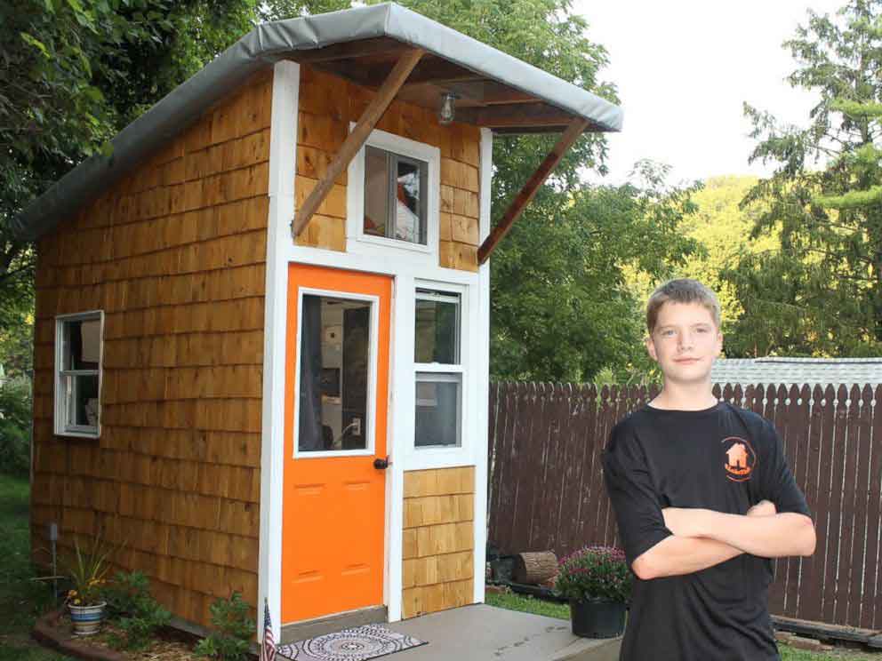 Un enfant de 13 ans bâtit sa propre mini-maison dans son jardin, jette un coup d'œil à l'intérieur, c'est impressionnant