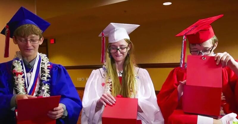 Des triplés sans abri défient les pronostics et obtiennent leur baccalauréat avec brio : L'histoire touchante des triplées
