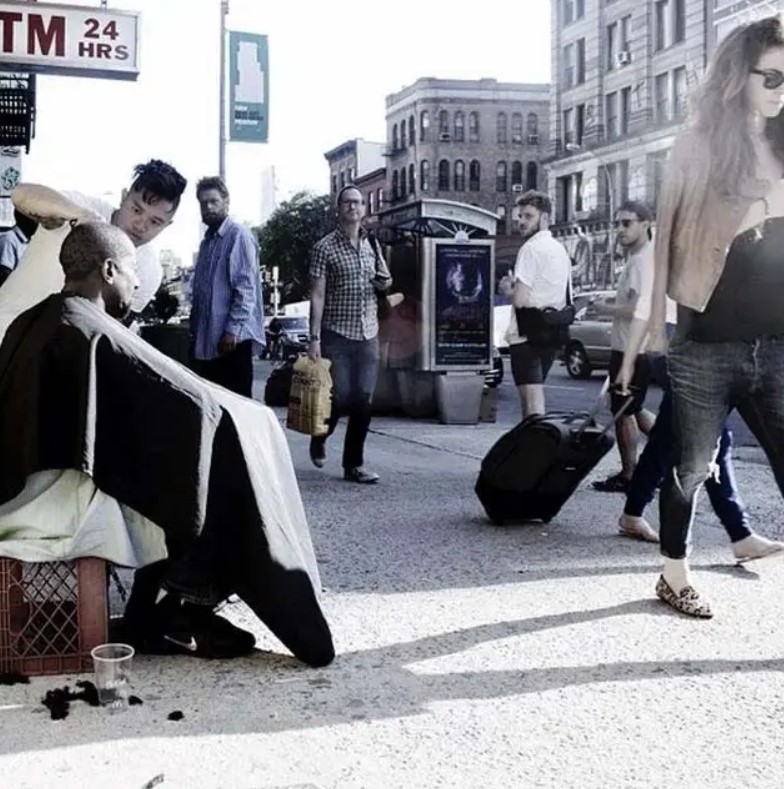 Ce coiffeur passe tous ses week-ends à couper les cheveux des sans-abri dans la rue