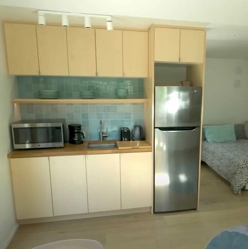 Elle fait de son garage une belle maison confortable pour que sa maman âgée puisse vivre avec elle