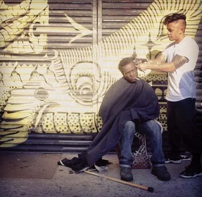 Ce coiffeur passe tous ses week-ends à couper les cheveux des sans-abri dans la rue