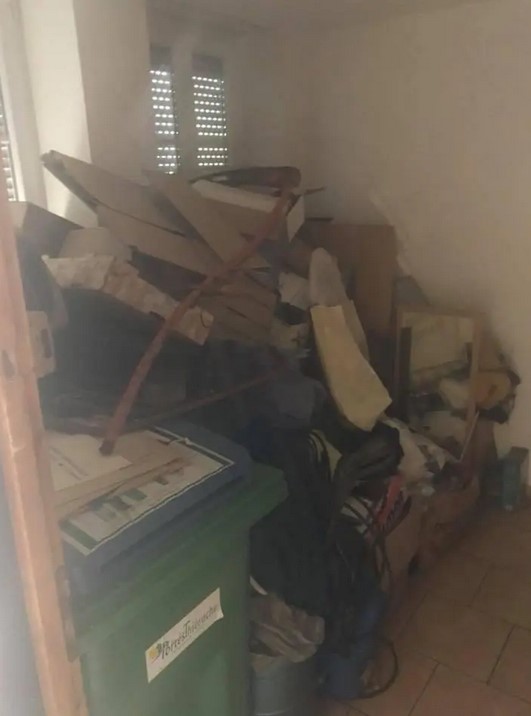 Les locataires quittent leur ancien appartement en laissant un grand désordre : le propriétaire jette tous les objets devant leur nouvelle maison
