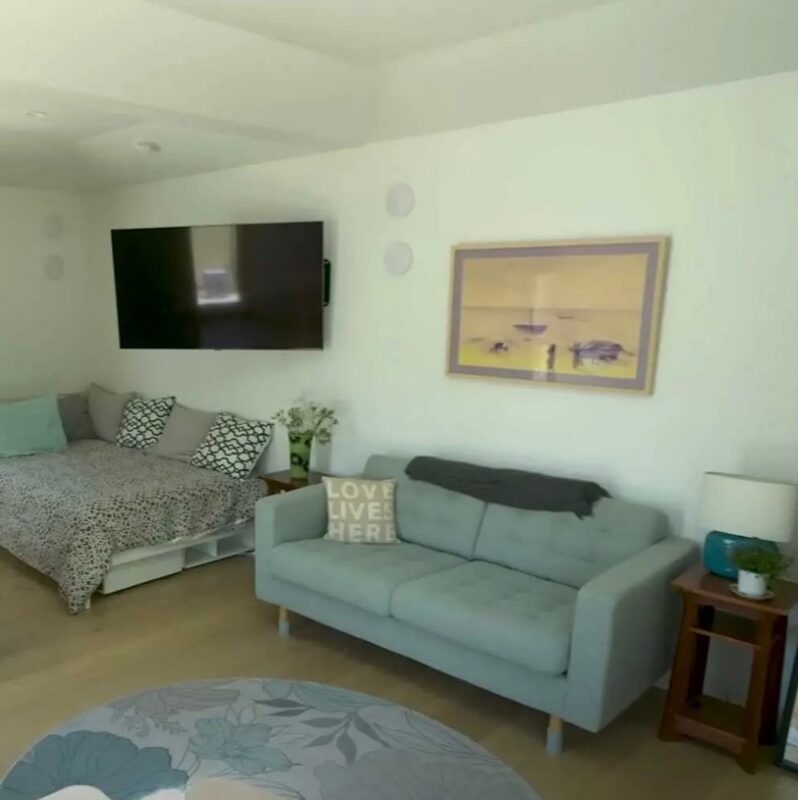 Elle fait de son garage une belle maison confortable pour que sa maman âgée puisse vivre avec elle